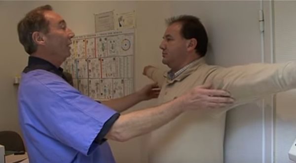 Le dr Dieuzaide fait un test postural pour une fibromyalgie